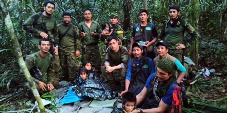 Fotografía cedida hoy por las Fuerzas Militares de Colombia que muestra a soldados e indígenas junto a los niños rescatados tras 40 días en la selva, en Guaviare, Colombia.