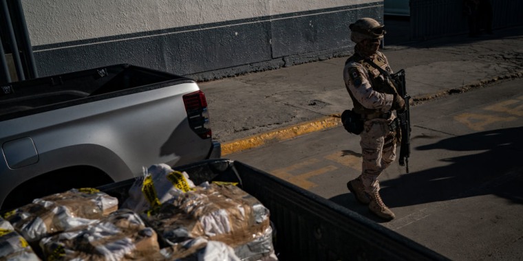 Cientos de kilogramos de fentanilo y metanfetamina incautados cerca de Ensenada, México, en octubre de 2022 son descargados en Tijuana.