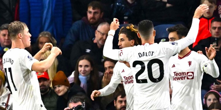 Bruno Fernandes es felicitado por sus compañeros por su gol ante el Burnley.