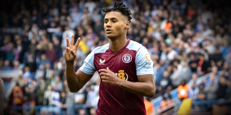 Ollie Watkins celebra su tercer gol con el Aston Villa.