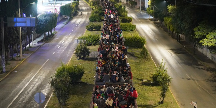Migrantes viajan en dirección norte en un tren de carga en Irapuato, México, el 23 de septiembre de 2023.
