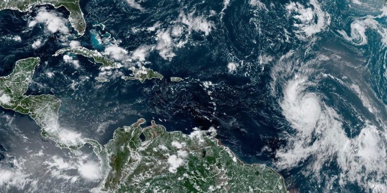 Una imagen de la Oficina Nacional de Administración Oceánica y Atmosférica muestra al huracán Lee en el océano Atlántico.