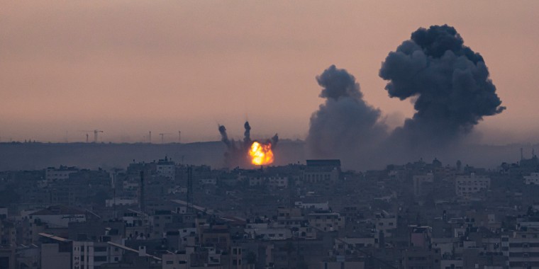 El humo se eleva después de un ataque aéreo israelí en la Franja de Gaza este lunes 9 de octubre de 2023.