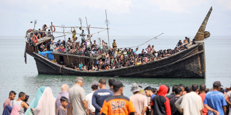 refugees Rohingya boat water