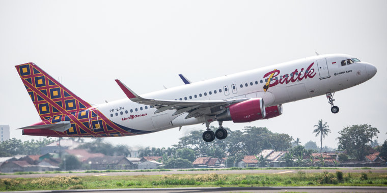 A Batik Air Airbus A320 during takeoff