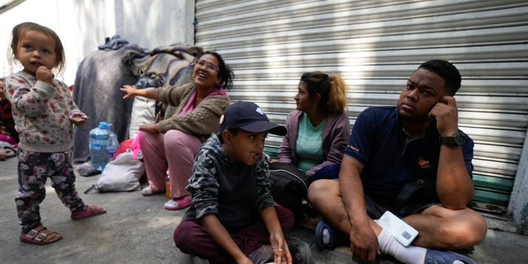 Una familia de inmigrantes venezolanos desayuna en la calle en la Ciudad de México, el 26 de marzo de 2024.
