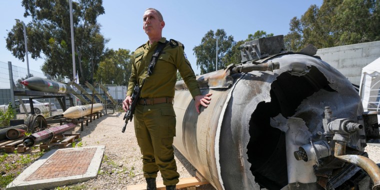 El vicealmirante israelí Daniel Hagari muestra a la prensa uno de los misiles usados por Irán en su ataque del pasado 14 de abril contra Israel.
