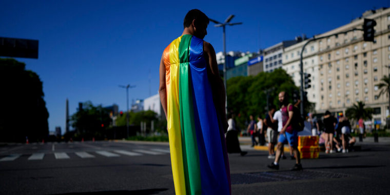 Un hombre permanece envuelto en la bandera del arcoíris durante la Marcha del Orgullo, organizada por la comunidad de Lesbianas, Gays, Bisexuales, Transexuales y Queer (LGBTQ), en Buenos Aires Argentina, el sábado 5 de noviembre de 2022.