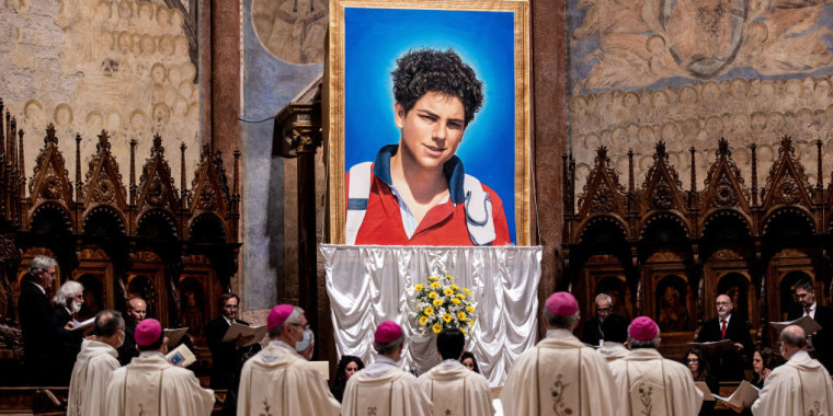 Una tela con la imagen de Carlo Acutis, en la iglesia San Francisco, en Asís, Italia, el 10 de octubre de 2020.