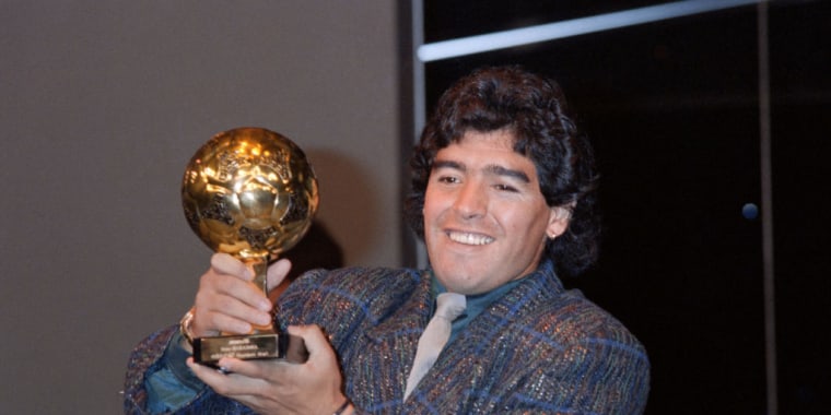 Diego Maradona posa con el Balón de Oro en el Lido de París, Francia, el 13 de noviembre de 1986. 