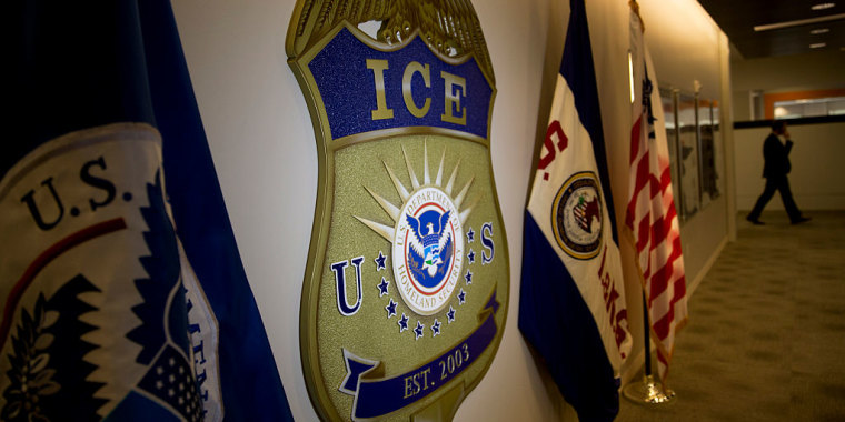 El logo de ICE en las oficinas centrales de la agencia en Washington, DC, el 20 de noviembre de 2020.
