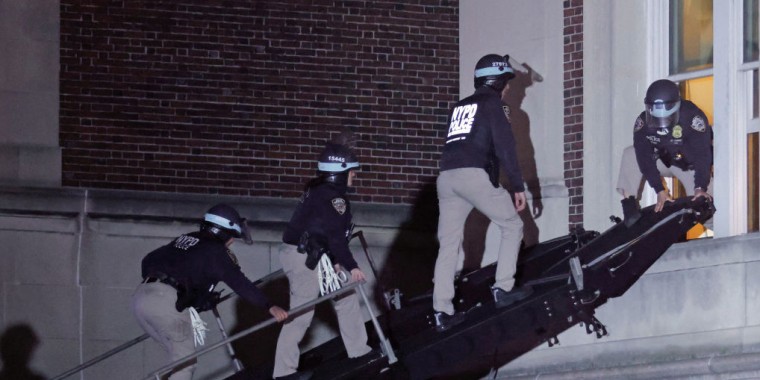 Policías de Nueva York ingresan al edificio Hamilton tomado por estudiantes de la Universidad de Columbia, el 30 de abril de 2024.