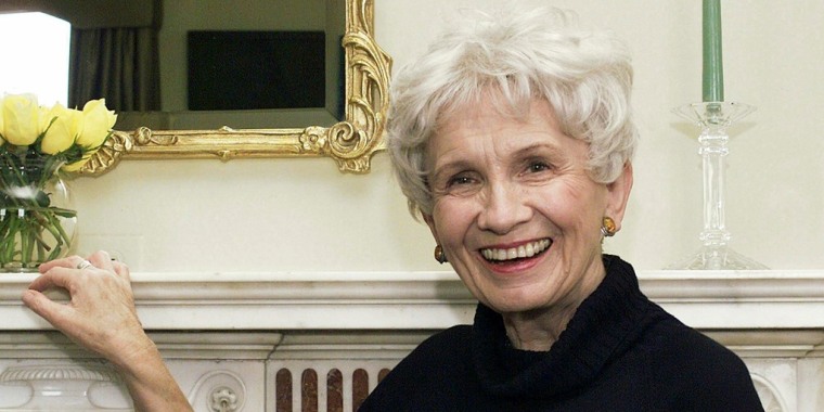 La escritora Alice Munro en el consulado canadiense en Nueva York, el 28 de octubre de 2002. 