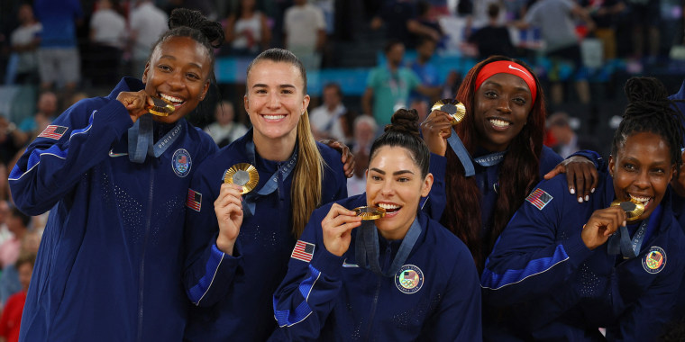 Basketball - Women's Victory Ceremony