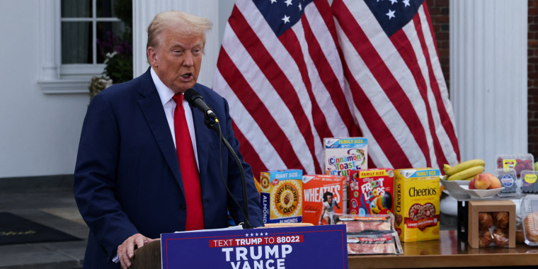 El expresidente Donald Trump habla durante una conferencia de prensa en su club de golf en Bedminster, Nueva Jersey, el 15 de agosto de 2024.