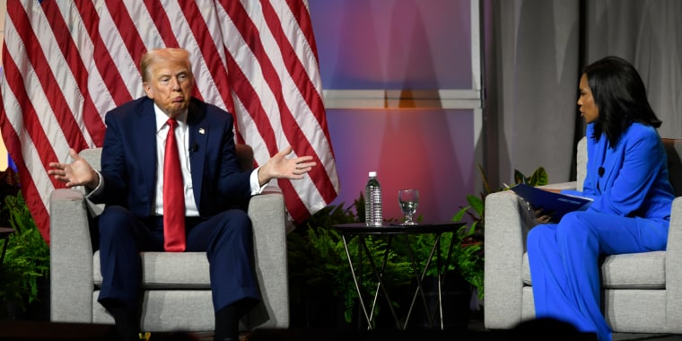 Donald Trump conversa con la periodista Rachel Scott, en la convención de periodistas negros en Chicago, el 31 de julio.