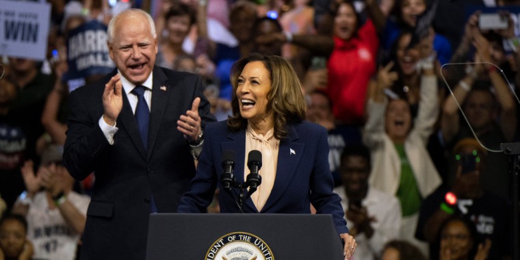 La vicepresidenta y candidata demócrata, Kamala Harris, y el gobernador de Minnesota y candidato a la vicepresidencia, Tim Walz, hablan durante el primer acto de campaña juntos en Philadelphia, el 6 de agosto de 2024.