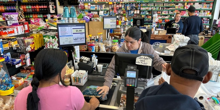 La cajera Rosa Dilone ayuda a los clientes en el supermercado Mi Tierra en Hazleton, Pennsylvania, el 16 de mayo de 2024. 