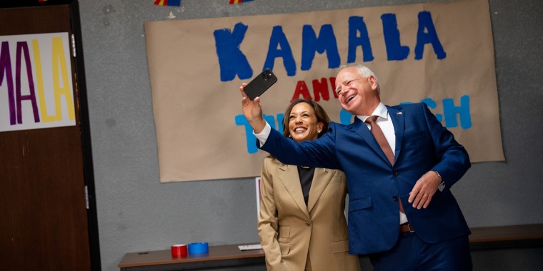 Kamala Harris y su compañero de fórmula, Tim Walz, se tomaron un selfie frente a un afiche que decía "Kamala and The Coach" durante una visita a Glendale, Arizona el 9 de agosto.