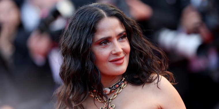 Salma Hayek en la alfombra roja de "Emilia Perez" en la 77th annual Cannes Film Festival, en Francia.