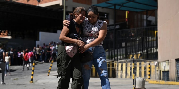 Dos mujeres se consuelan afuera de las oficinas de la Policía Nacional Bolivariana en Caracas, el 1 de agosto, después de haber ido en busca de información de seres queridos detenidos