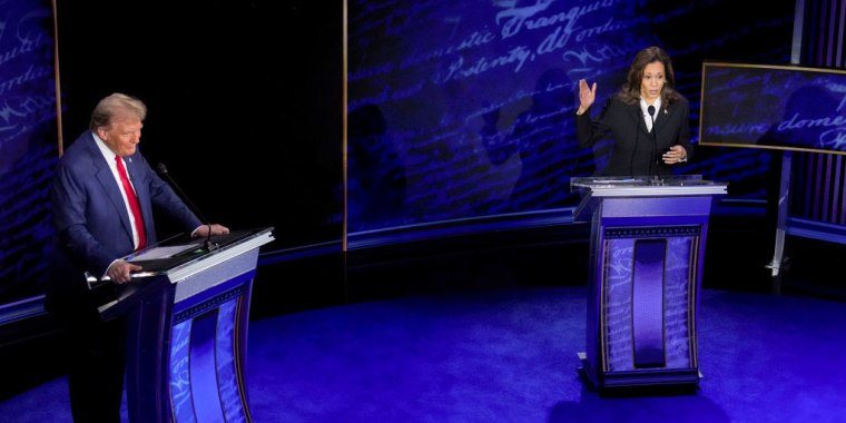 La vicepresidenta, Kamala Harris, y el expresidente Donald Trump, durante el debate celebrado en Philadelphia, el 10 de septiembre de 2024.
