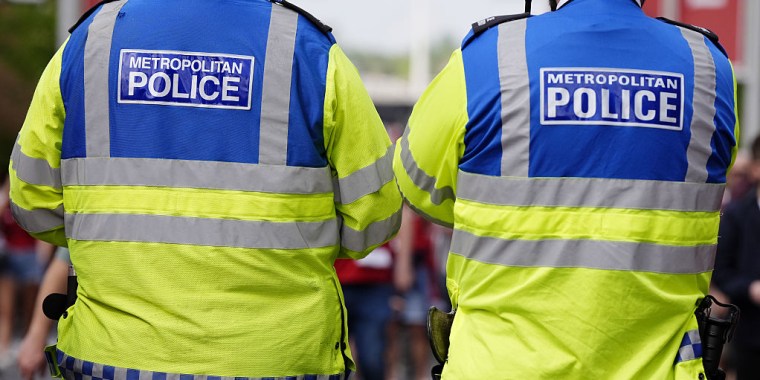 Dos agentes de la Policía Metropolitana en Londres, el 27 de abril de 2025.
