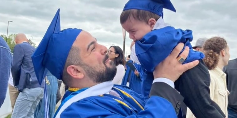 Captura de video en la que aparece Jean-Paul Al-Arab, graduado de la Facultad de Artes y Ciencias de la Universidad de Buffalo, con su hijo en brazos. 
