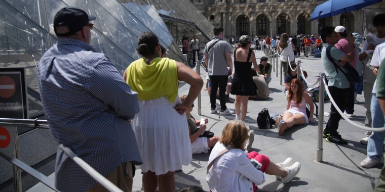 Turistas esperan fuera del museo del Louvre, que no abrió el lunes 16 de junio de 2025 en París. 