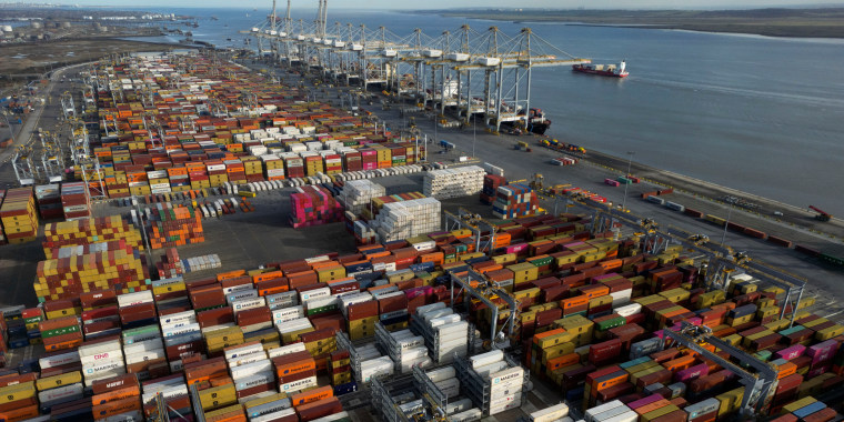 Contenedores de carga ​​en el puerto de London Gateway, en Londres, Inglaterra.