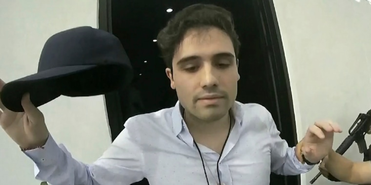 Esta imagen tomada de un video proporcionado por el Gobierno de México muestra a Ovidio Guzmán López mientras es detenido en Culiacán, México, el 17 de octubre de 2019. 