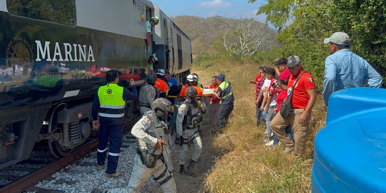 Soldados y oficiales de protección civil de México ayudan a pasajeros afectados por el descarrilamiento del Tren del Corredor Interoceánico en Oaxaca, el 28 de diciembre de 2025.