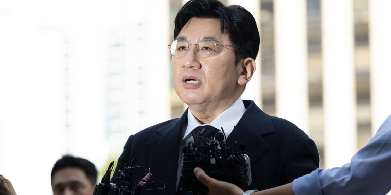 Corea del Sur busca detener al magnate detrás del grupo BTS