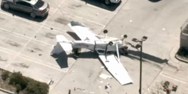 Una avioneta se estrella en un parqueo de Los Ángeles