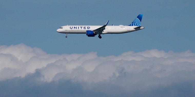Vuelo es desviado: pasajero intentó abrir puerta a 36,000 pies