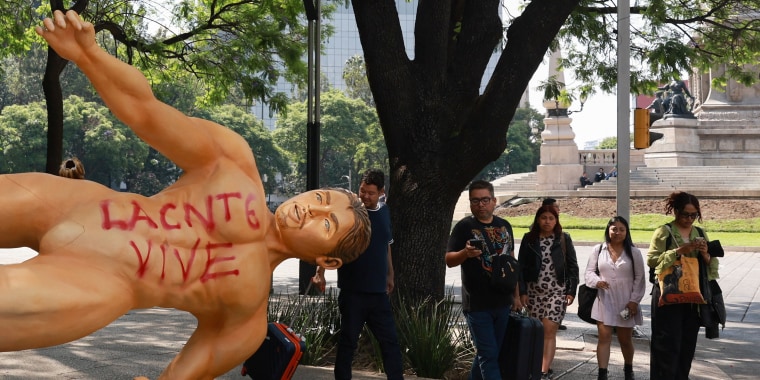 Maestros en México intensifican protestas a días del Mundial