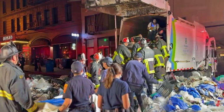 Buscaba comida en la basura y quedó atrapado en un camión