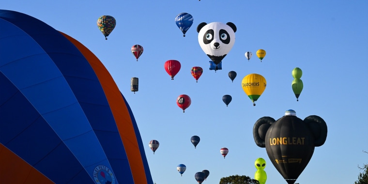 Más de 100 globos aerostáticos colorean el cielo de Reino Unido