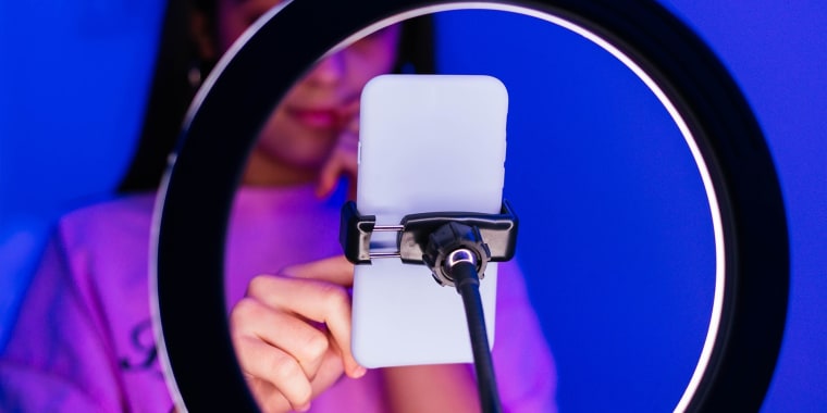 Universidades crean programas para formar influencers ante el auge de la economía de creadores