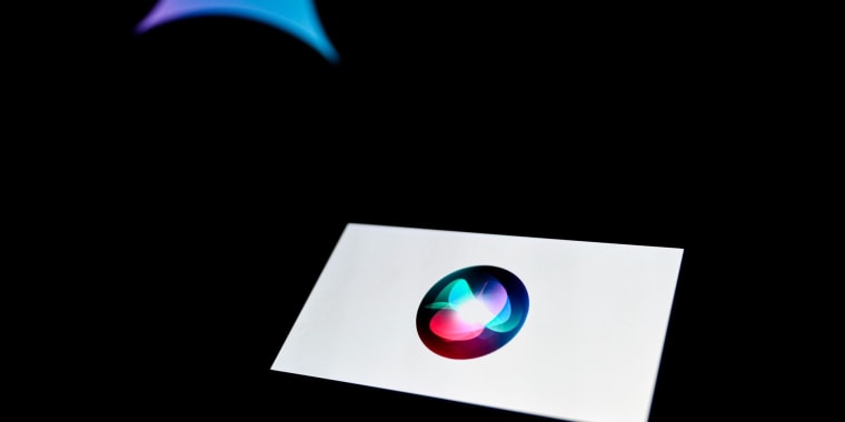 Apple anuncia cambios en su asistente virtual Siri para competir con ChatGPT