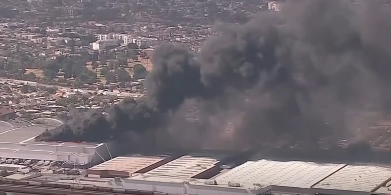 Bomberos monitorean el incendio en un almacén de refrigeración de Los Ángeles
