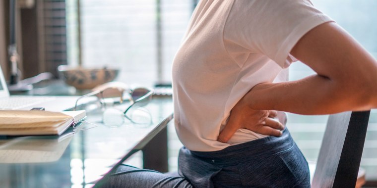 Mire cómo evitar dolores de espalda y cuello en la oficina