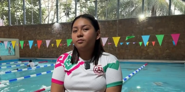 Niña mexicana amputada de una pierna por el cáncer triunfa