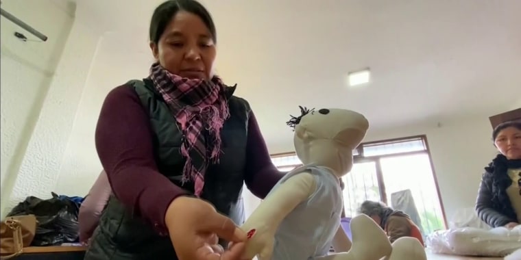 En Bolivia un muñeco ayuda a niños que reciben tratamiento contra el cáncer