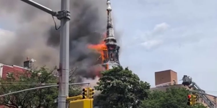 En Nueva York un incendio destruyó una iglesia construida en 1853