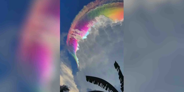 Vea la impresionante nube arcoíris que se formó en Indonesia