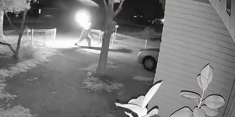 Un hombre lanza una bomba molotov contra una vivienda