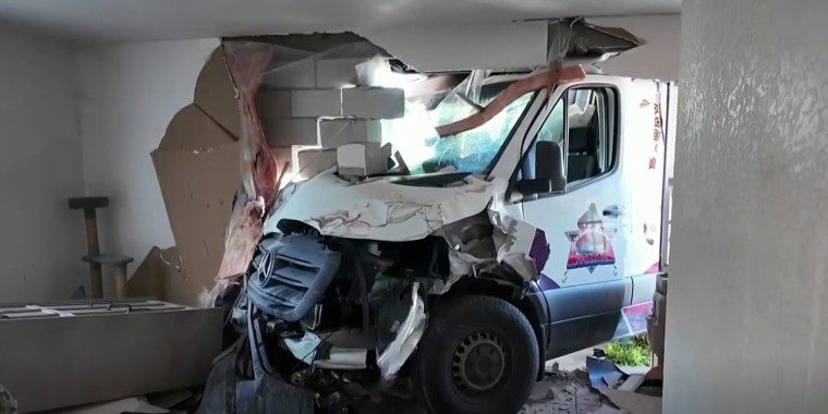 Conductor choca contra una casa en Orlando y huye de la escena