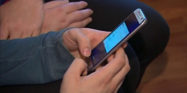 Advierten que el uso prolongado de su teléfono puede causar ansiedad a menores