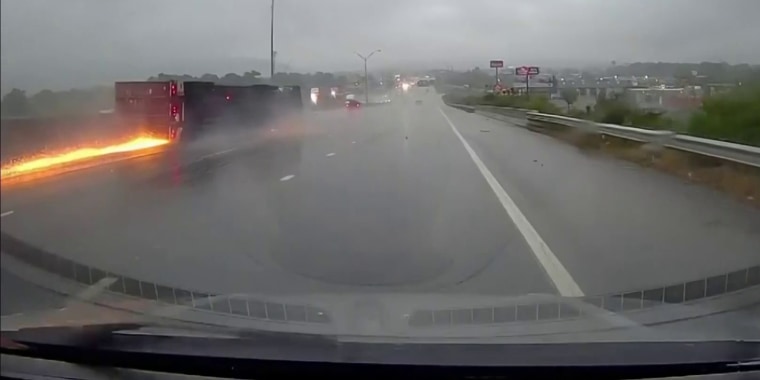 Vea cómo los fuertes vientos en Tennessee vuelcan a un tráiler 